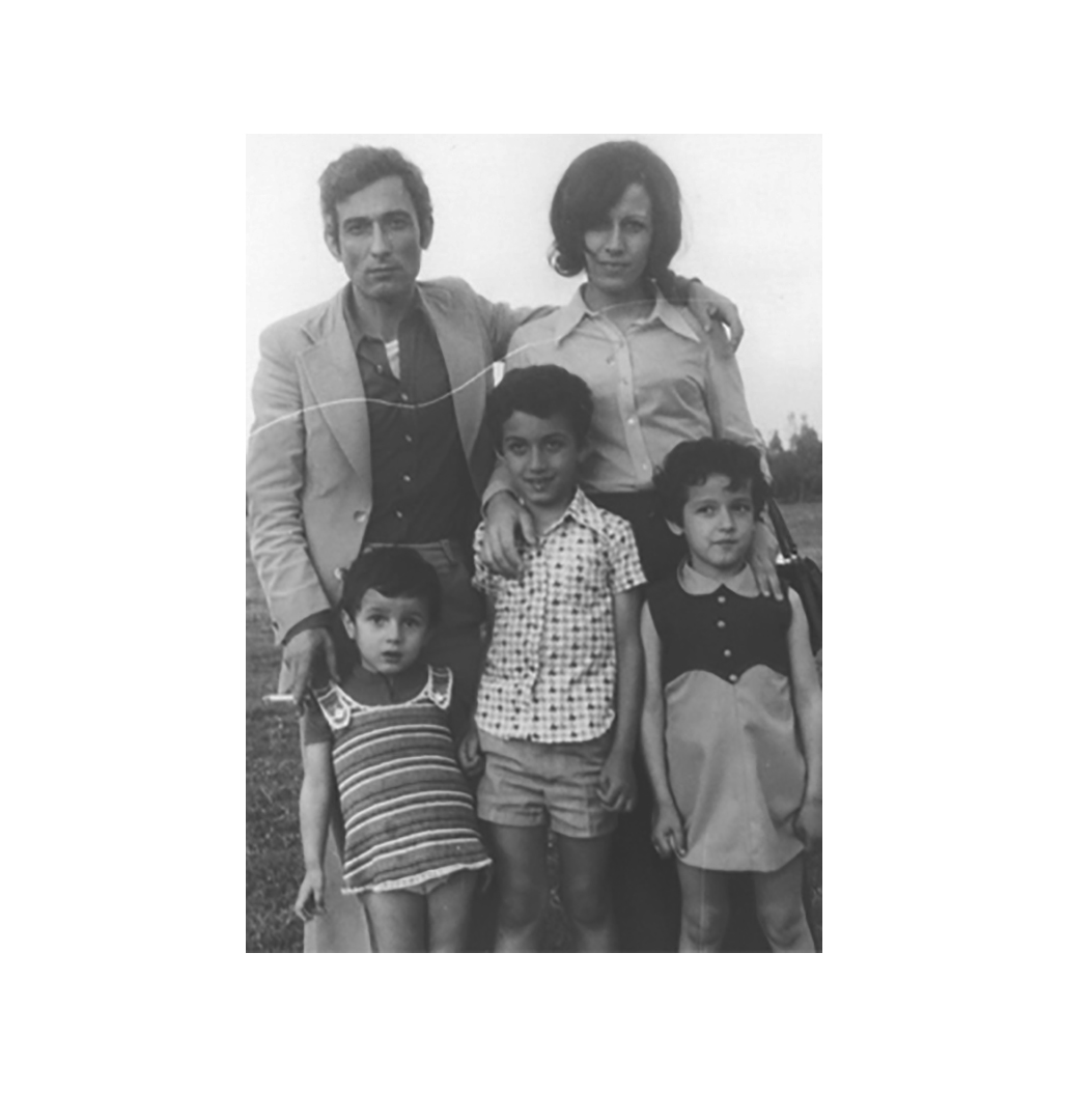 Naji-con-su-mujer-y-sus-tres-hijos