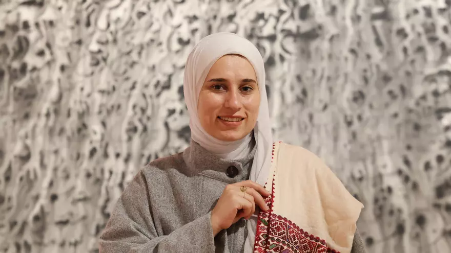 Doha-al-Kahlut-una-de-las-autoras-antologadas-en Gaza-poemas-contra-el-genocidio